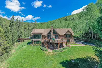 Image de The Sunflower-Secluded luxury, hot tub, minutes to town