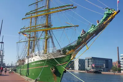 Image de Direct view of the New Harbor, the marina and the Kaiser Harbor