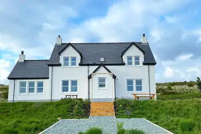 Image de Dramatic Sea Views At Healabhal House on the Isle of Skye.