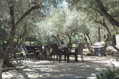 Image de Villa de Thouzon, villa provençal, très calme et luxurieux, idéal famille / amis