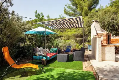 Image de Le Cabanon de Valérie' avec 45 m² d'espace intérieur et 700 m² de jardin avec parking privé.