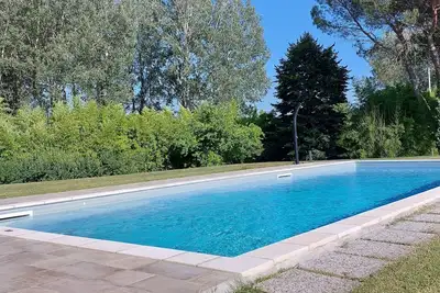 Image de Ferme toscane typique avec piscine d'eau salée privée et immense jardin