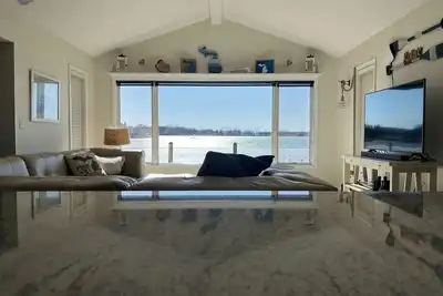 Image de “Mi” spacious, waterfront cottage in Algonac, Mi