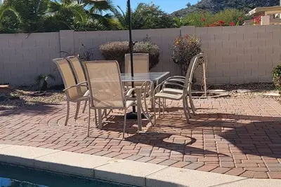 Image de Relaxing single story pool desert oasis.