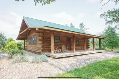 Image de Secluded log cabin at the end of a quiet dead end lane