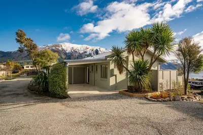 Privacy with spectacular lake view. All new duplex apartment 5min walk to beach.