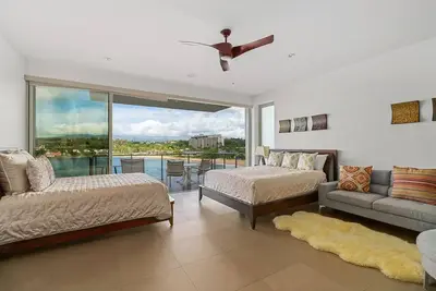 Image de Relaxing Modern Oceanfront Suite–Sleeps 4 adults.