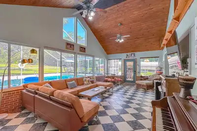 Image de Spacious-Hot Tub -Pool-Dogs-Private-4 Baths-Fun