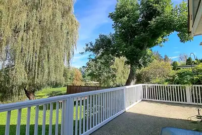 Image de Riverside Escape on the Hope River