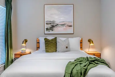 Image de New! Urban Comfort | King Bed Centrally Located