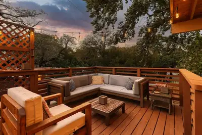 Image de Updated duplex in Barton Hills with open kitchen, great patios. Fenced yard.