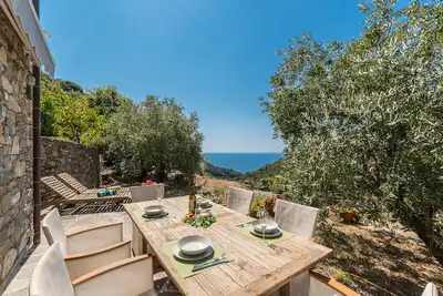 Image de Modern & Romantic Stone House!
