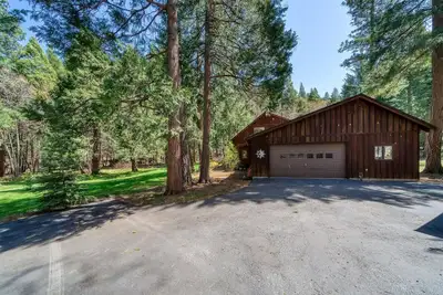 Image de Quiet get away on a private creek. Hot tub, infrared sauna and massage table.