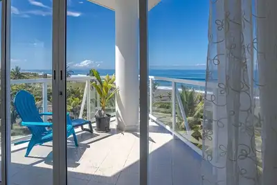 Image de Beautiful 3 Bedroom Ocean Front Condo