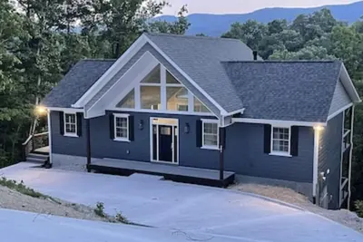 Image de Modern style lake front home with everything you need to escape your busy lives.