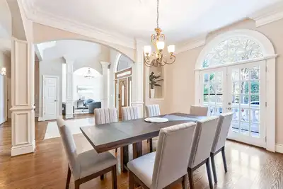 Image de 7 Bedrooms - Buckhead \"Haven Mansion\"