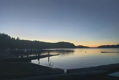 Image de Stunning Lakeside Getaway in Bc Wilderness!