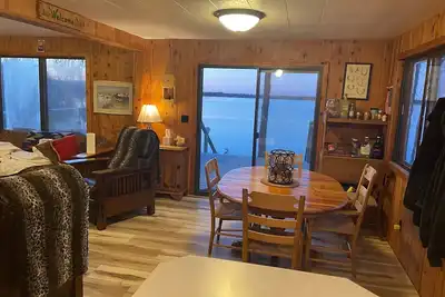 Cozy Lakefront Cottage with spectacular views!