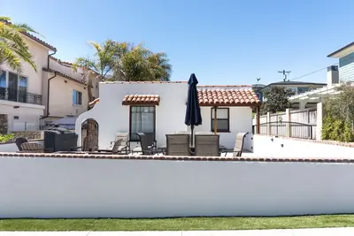 Image de Remodeled house w/ ocean view. Steps from the beach & 5 min walk to the village!