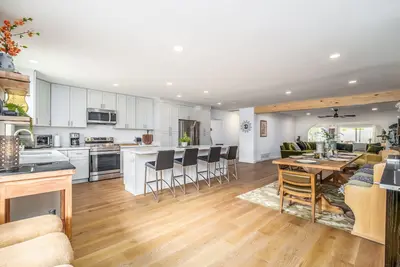Image de Luxurious + spacious 4 Bed 4 Bath Brand new re-model in Arcadia ++ 2 Masters<br>