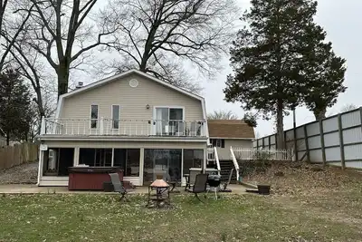 Image de Best location! Next door to full service marina and bar/restaurant.