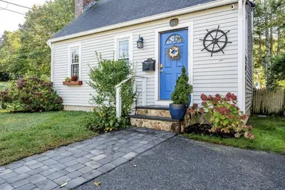 Image de Cozy 3 bedroom cottage — walk to beach & downtown Hyannis