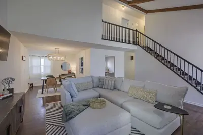 Image de HOMaha@Walnut Grove-full home w/ playroom!