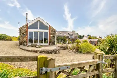 Image de Spacious converted rural barn. Sea views, large grounds, family & pet friendly.