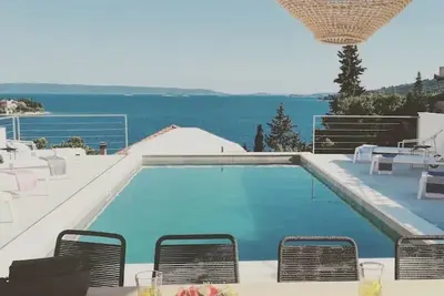 Image de Chic 2 room apartment, 2 bathrooms, heated pool, sea view, close to Trogir