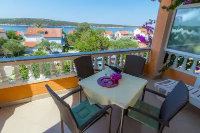 Image de Appartement d'une chambre avec la terrasse et la vue sur le mer Barbat, Rab (A-20080-c)