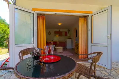 Image de Appartement d'une chambre avec la terrasse et la vue sur le mer Barbat, Rab (A-20080-e)