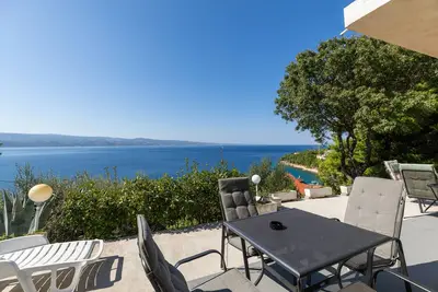 Image de Appartement d'une chambre avec la terrasse et la vue sur le mer Stanici, Omis (A-20107-b)
