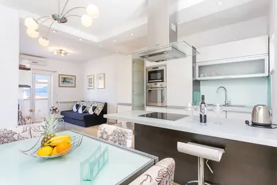 Image de Appartement de trois chambres avec la terrasse et la vue sur le mer Supetar, Brac (A-20134-c)