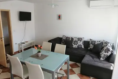 Image de Appartement de deux chambres avec le balcon et la vue sur le mer Vir (A-20183-b)