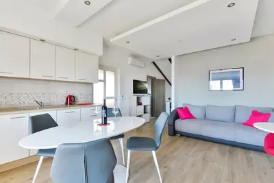 Image de Garçonnière avec le balcon et la vue sur le mer Vir (As-20205-a)