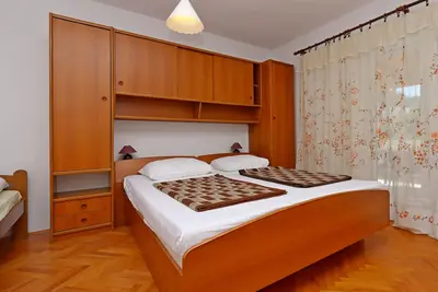 Image de Appartement de deux chambres avec la terrasse et la vue sur le mer Rab (A-20222-b)