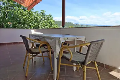 Image de Appartement de deux chambres avec la terrasse et la vue sur le mer Rab (A-20222-c)