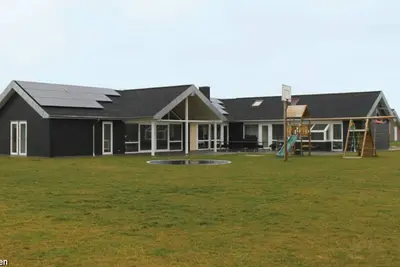 Image de Large architect-designed house with pool