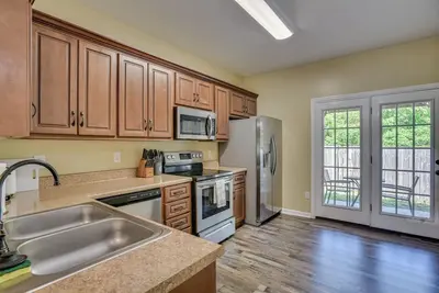 Image de 2 Story Townhouse 2 Br/2. 5 Bath - Central Location