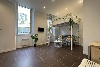 Image de « Le petit Marseillais » joli studio équipé et meublé au calme