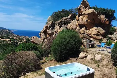 Image de Blue Roccette Hot Tube in the rocks of unexpected wild Sardinia