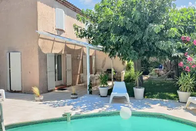 Image de Villa spacieuse avec piscine et jardin