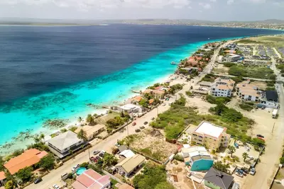 Image de 2 Bed 1. 5 Boutique home w pool, with Seaview deck 100 yrds from Bachelor's Beach