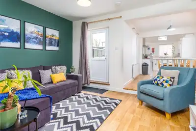 Image de Our spacious 4-bedroom, 2 bathroom home is perfect for groups, families, and business travellers