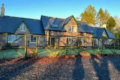 Rose Cottage - Charming Cottage in the Grounds of a Private Country House Estate