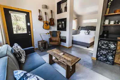 Image de Suite w/ Views: \"Beautifully styled and so cozy! \"