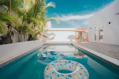 Private villa with pool & gameroom near Eagle Beach