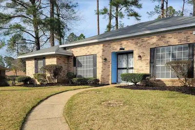 Image de Large Cozy 4 bedroom home sleeps 8 w/ heated pool