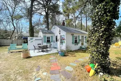 Image de Cozy cape retreat with huge yard and deck