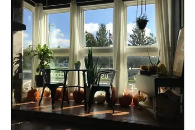 Image de Old Bank Building in Quaint Downtown